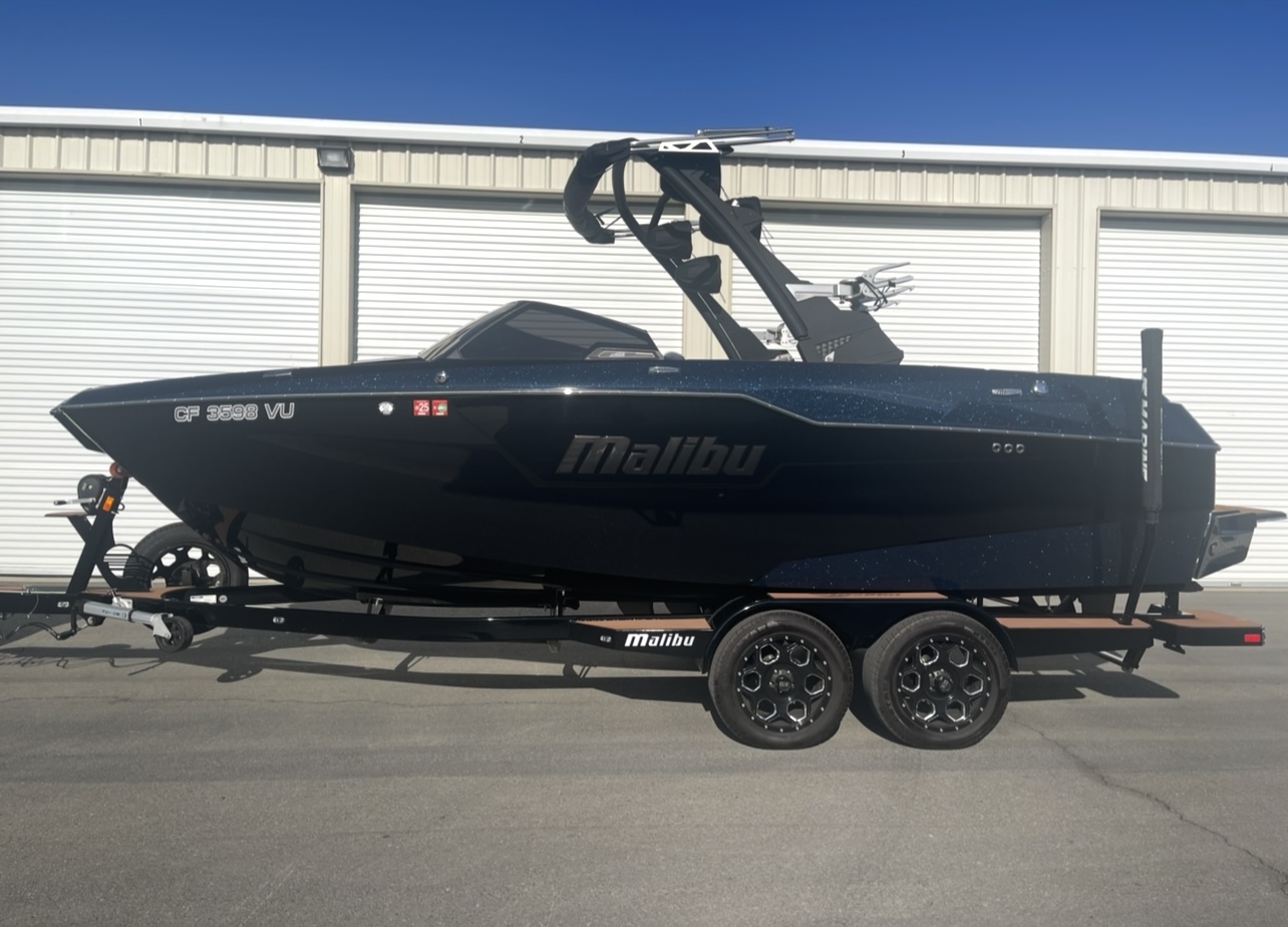 2021 Malibu M220 Icon